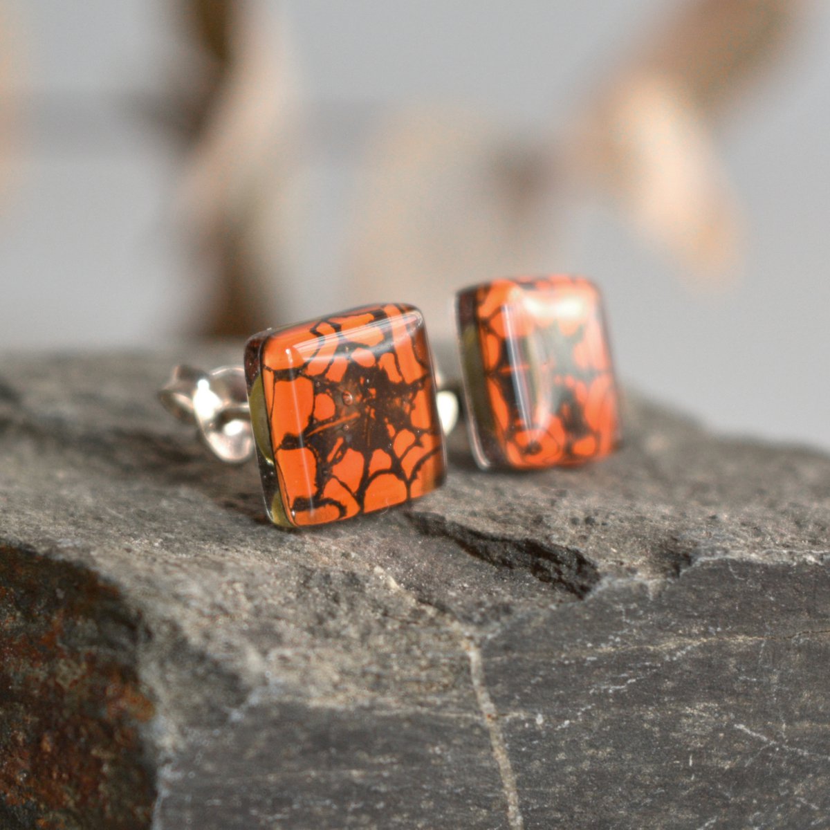 Leuke oorbellen met spinnenwebknopen, oranje kleur, gerecycled glas en sterling zilver