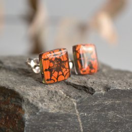 Divertenti orecchini a bottone a ragnatela, colore arancione, vetro riciclato e argento sterling
