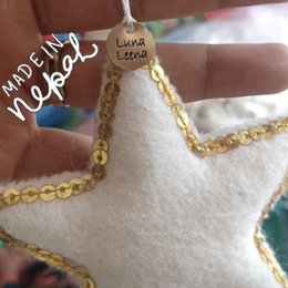 Ornamento da appendere con stella Luna-Leena - bianco sporco e oro - feltro di lana - fatto a mano in Nepal