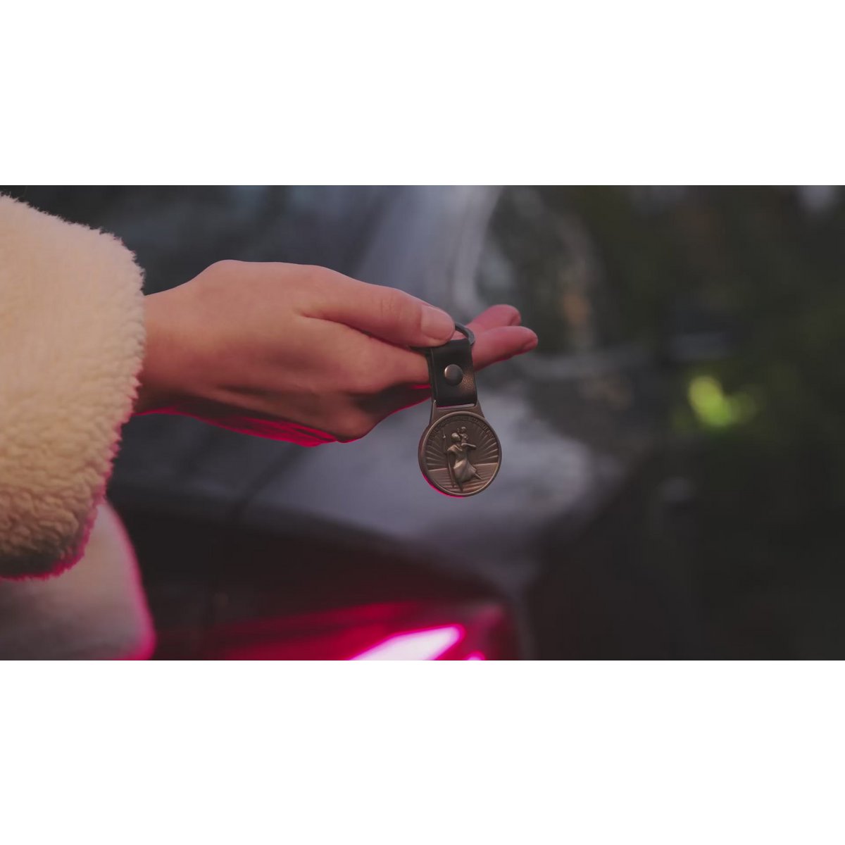 "Christophorus" patroonheilige van de reizigers sleutelhanger - Sint-Christoffel amulet - Bon Voyage plaquette op een leren band