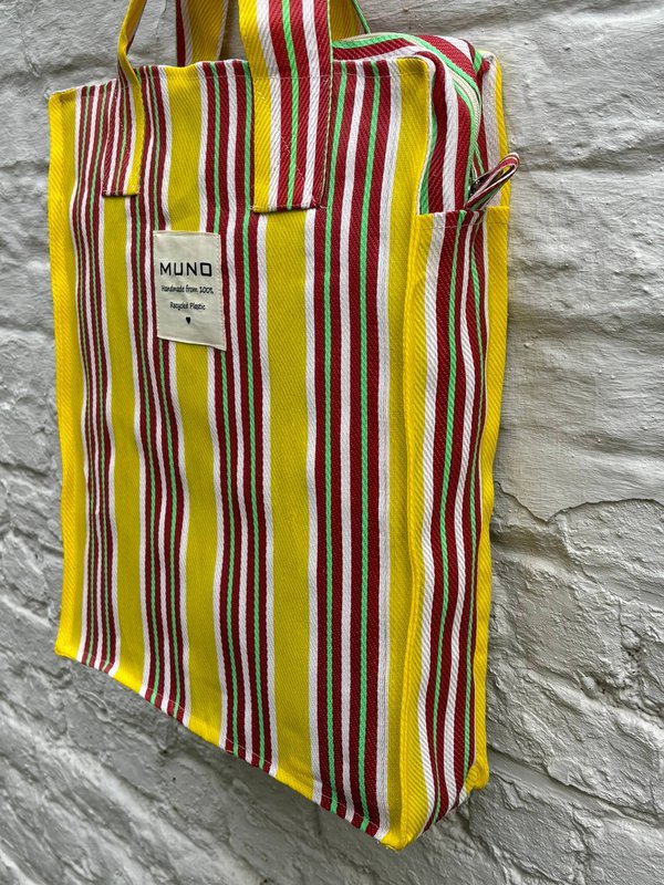 Handgefertigte Tragetasche aus recyceltem Nylon mit Reißverschluss Gelb – Rot