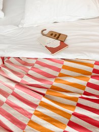 Mojo Pink Jacquard Throw – Blødt børstet bomuld