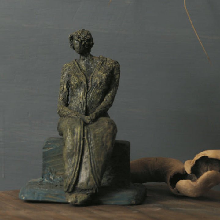 Dame in eenzaamheid – Een sculptuur van papier-maché