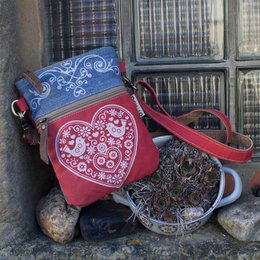 Domelo Trachtentasche Damen Umhängetasche. Dirndl Schultertasche aus Jeansstoff und Canvas (Segeltuch) und Leder. Handtasche in Trachtenstil mit Herz Aufdruck. Crossbody Tasche für Frauen als Oktoberfest Accessoires.