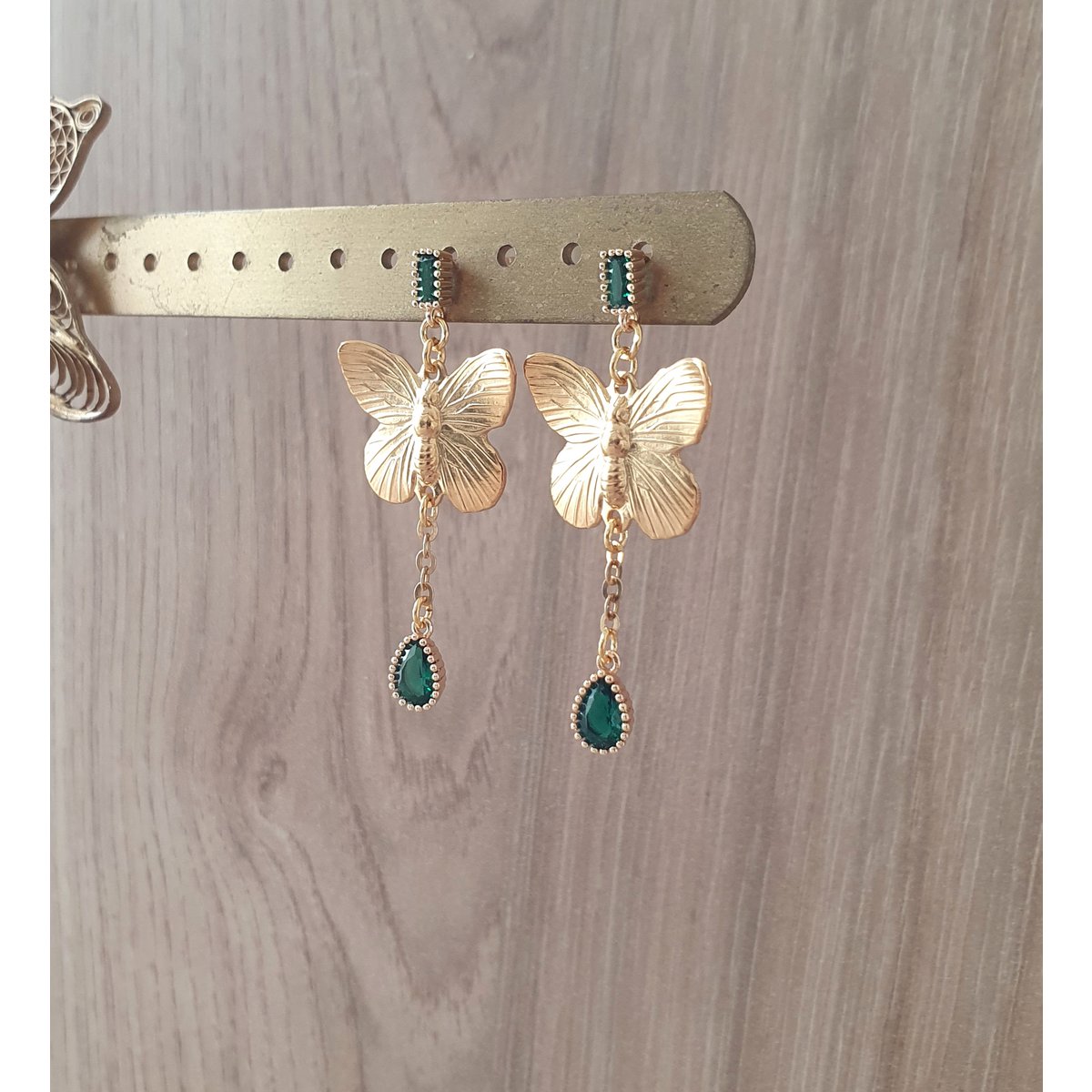 Pendientes de mariposa chapados en oro de 18 quilates con gota de esmeralda