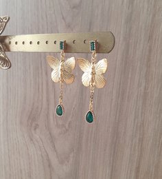 18K forgyldte sommerfugle ørestikker med Emerald drop
