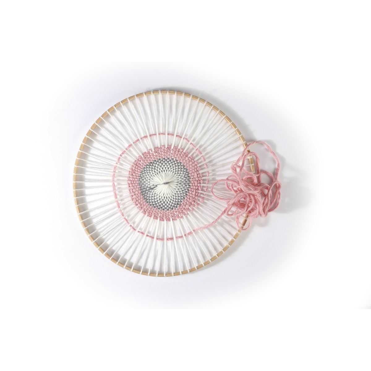 ROUNDED WEAVING LOOM IN WOOD  D285 + 1 REEL OF WHITE THREAD 40m + 3 REELS OF COLORED THREADS 5m