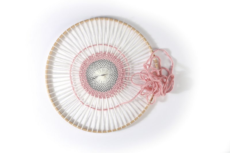 ROUNDED WEAVING LOOM IN WOOD  D285 + 1 REEL OF WHITE THREAD 40m + 3 REELS OF COLORED THREADS 5m