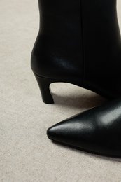 LINDA BLACK – Puntige nappalaarzen met hak