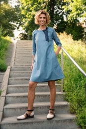 Stonewashed linen dress, three-quarter sleeves, knee-length, adjustable ribbon bow detail, casual comfortable style.
