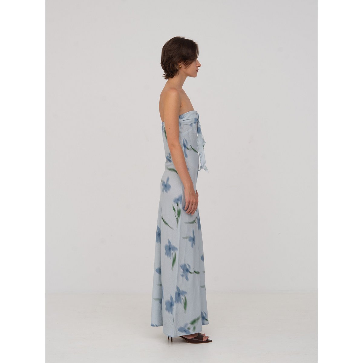Blaues Traumkleid mit Blumenmuster