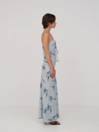 Blaues Traumkleid mit Blumenmuster