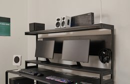 Skrivebord med hylder og topramme