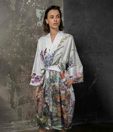Satin-Robe-Kimono Irises von Kmieliauskaite