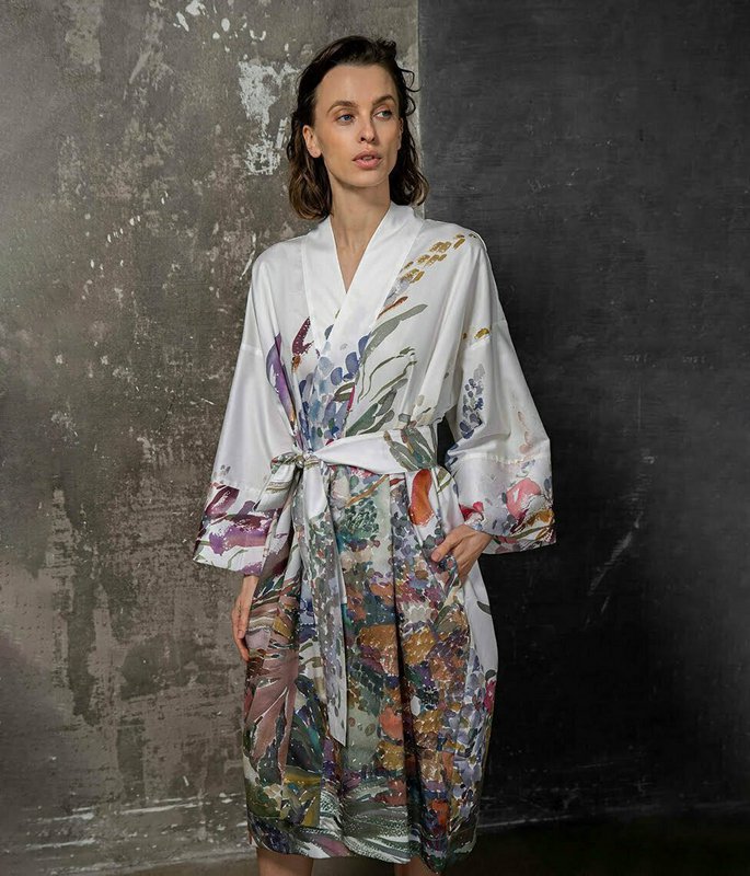 Satin-Robe-Kimono Irises von Kmieliauskaite