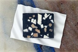 Mydelniczka wykonana z perłowo-białego materiału PET pochodzącego z recyklingu