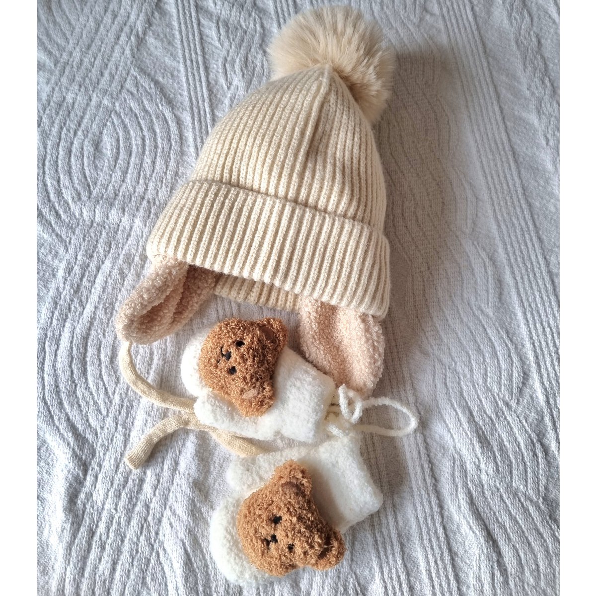 Baby Winter Muts Met Oorwarmers en Pompon - Beige