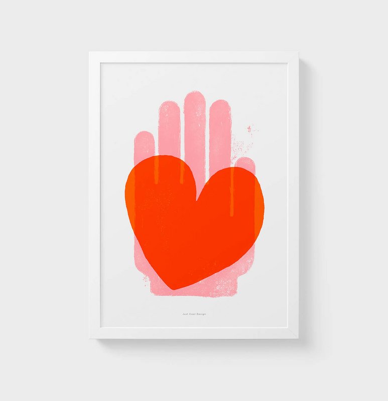 Red Heart print på væggen