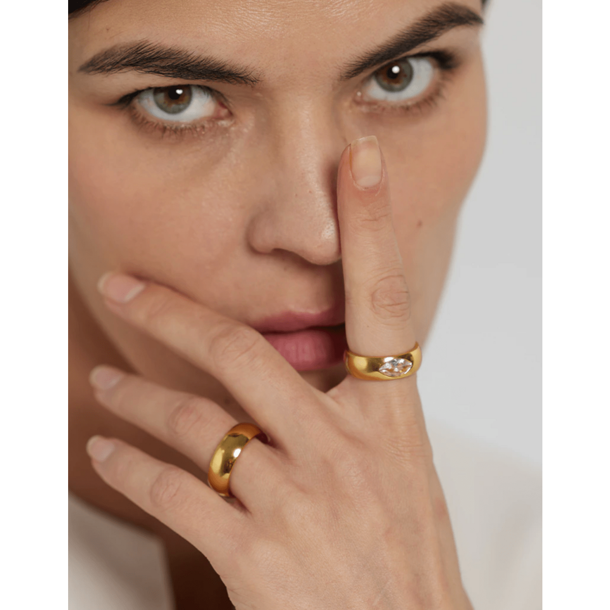 Anello in oro semplice con cristalli dorati