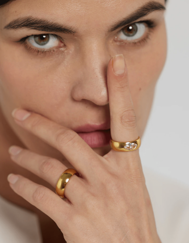 Anello in oro semplice con cristalli dorati