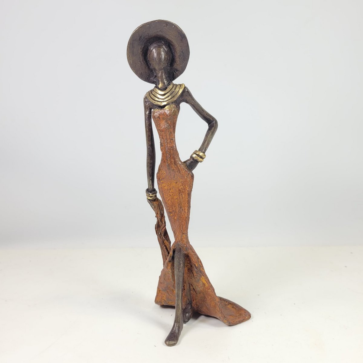 Bronzeskulptur "Femme élégante with chapeau" af Soré | forskellige størrelser og farver