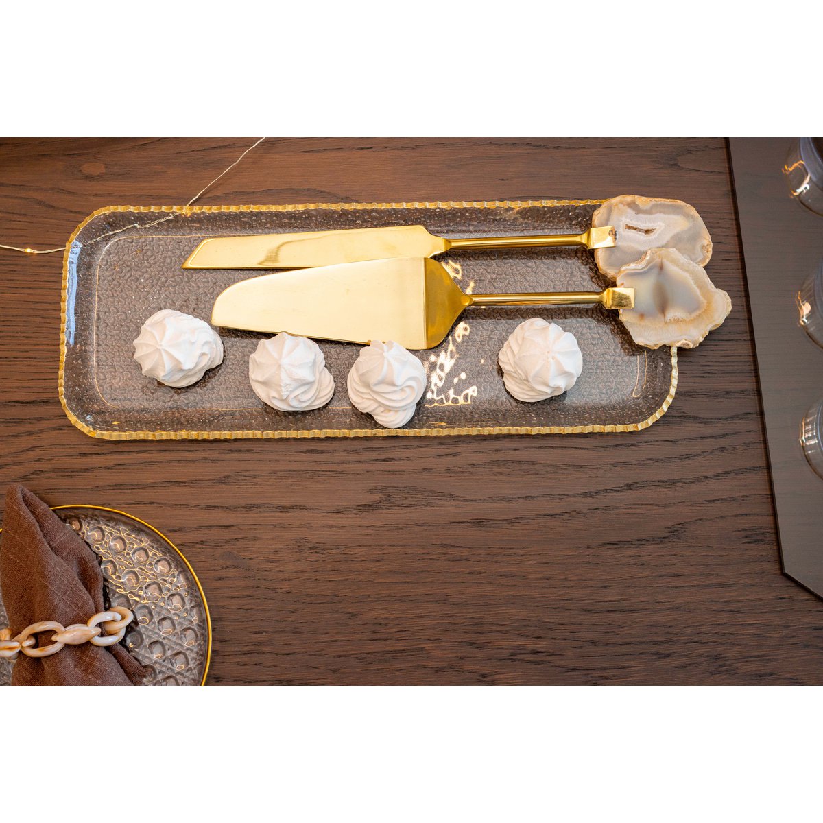 Tarte Schaufel und goldenes Messer Pierre Achat beige
