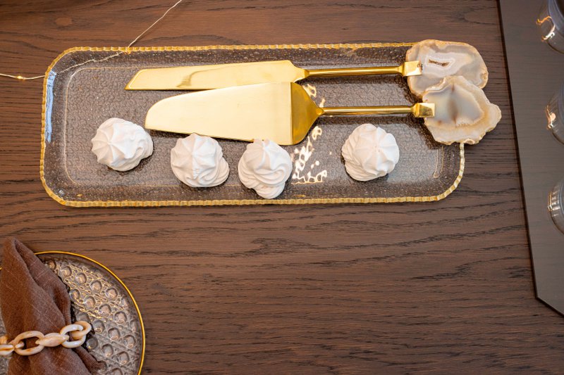 Tarte Schaufel und goldenes Messer Pierre Achat beige
