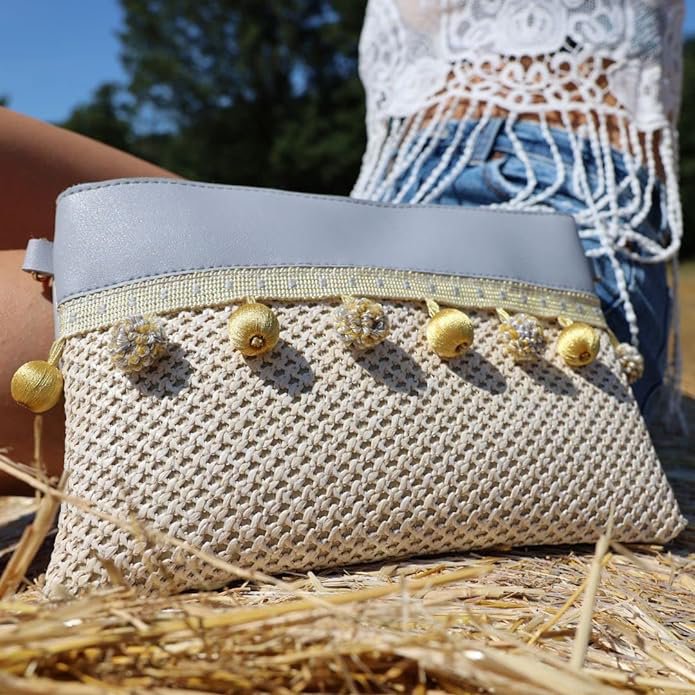 Gewebte Strohtasche "Valetta" Klein // 2 in 1 Umhängetasche & Stroh-Clutch mit Bommel // Gewebte Strandtasche, Basttasche, Flechttasche, Crossbody Tasche für Sommer, Strand - Boho Chic