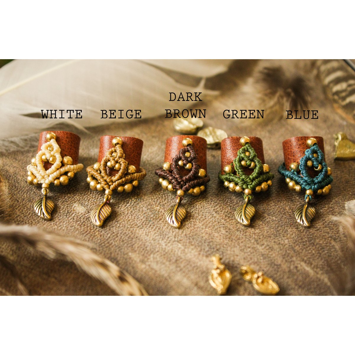 Dreadlock-Perle aus Leder und Makramee mit Messingdetails