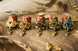 Dreadlock-Perle aus Leder und Makramee mit Messingdetails