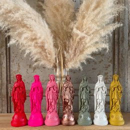 Decorative statuettes in a variety of timeless colors including blanc, noir, or, argent, cuivre, lin, nude, pink, rose bazooka, corail, rouge tagada, jaune curry, vert tilleul, vert olive, bleu nuage, bleu splash, bleu atlantic, and bleu indigo. The statuettes feature a classic, elegant design suitable for display in any home.