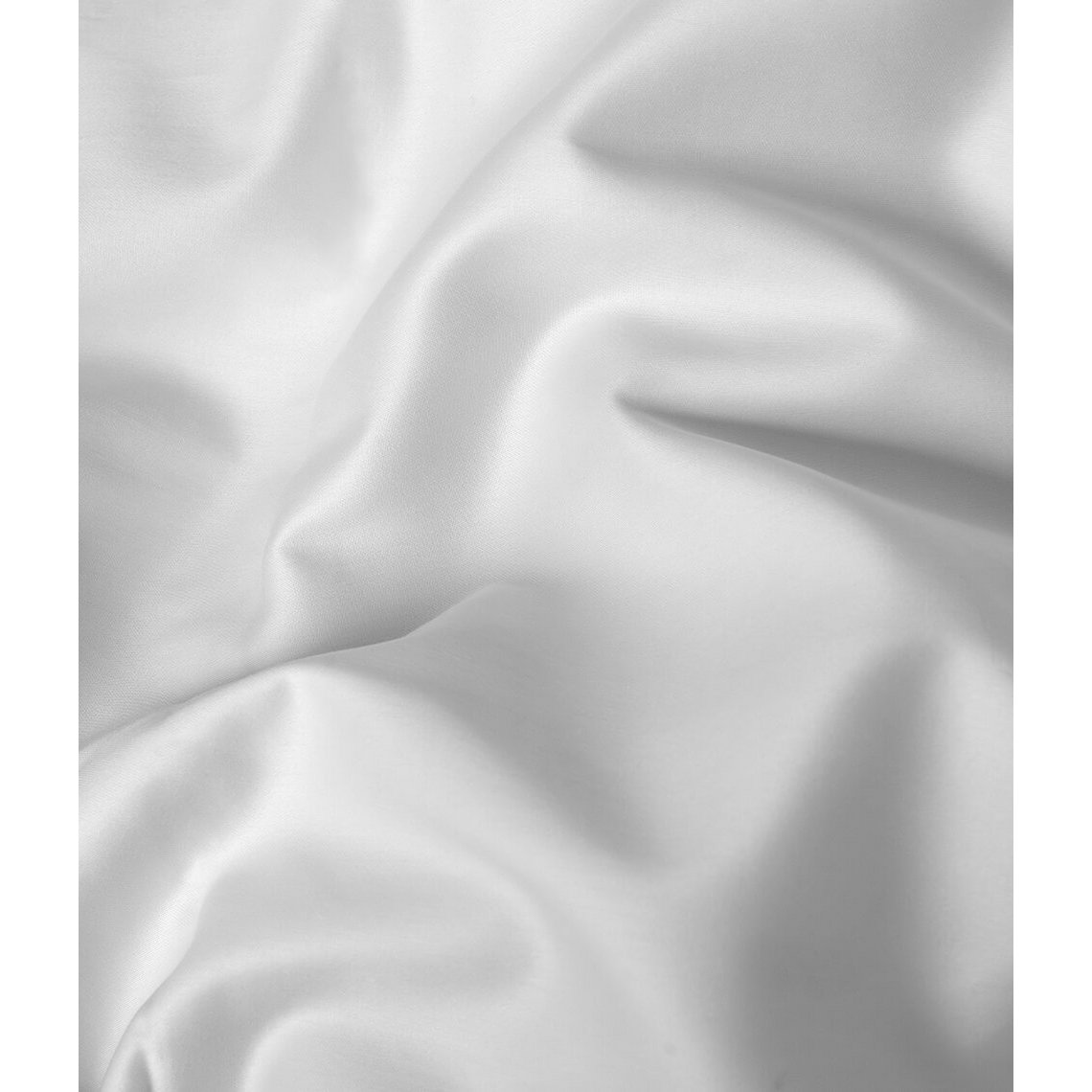 Juego de cama de satén blanco.
