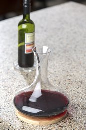 LAGUIOLE-KARAFFE, KARAFFE UND TABLETT AUS GUMMIHOLZ