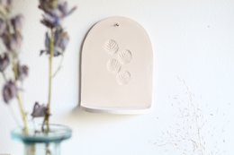 Ceramiczny wieszak ścienny ze świecą