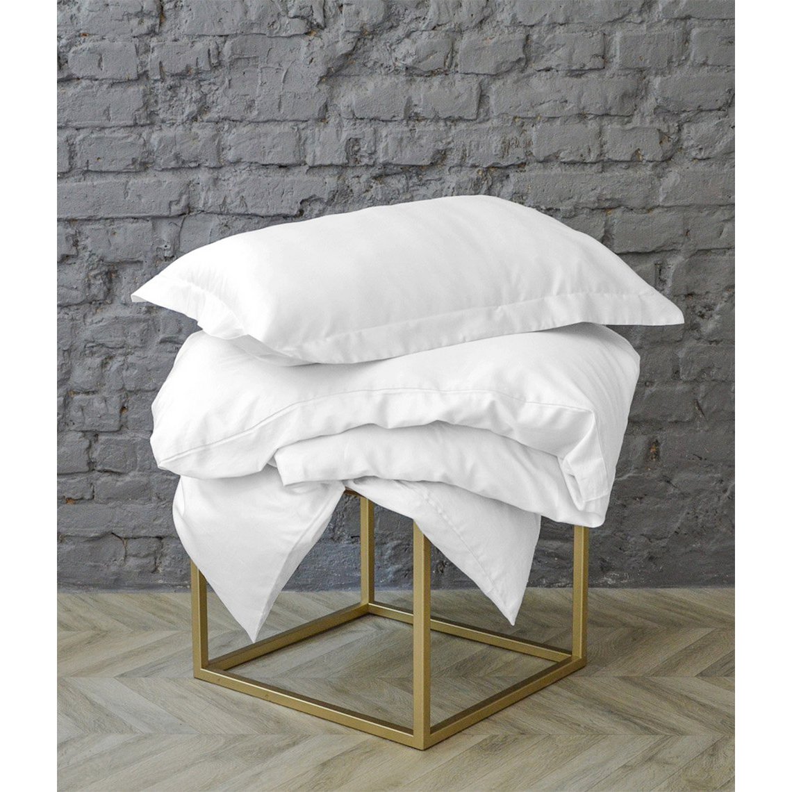 Juego de cama de satén blanco.