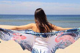 Viscose Pareo med flamingo -mønster i flerfarvet