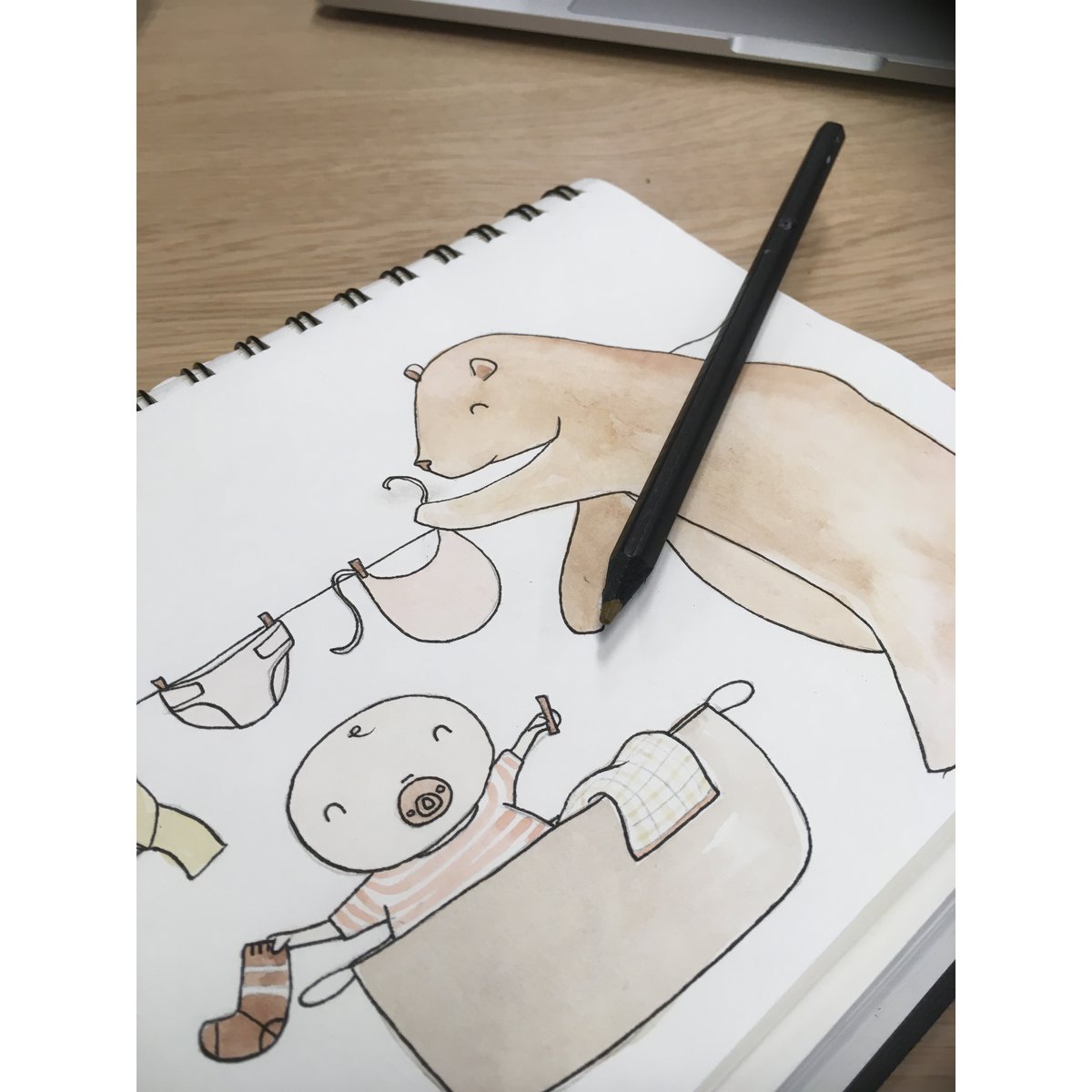 Karte + Umschlag - Bär mit Babywäschekorb
