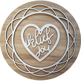 Houten liefdes hart met teksten. "Ik ben op jou" en "ik lief jou".