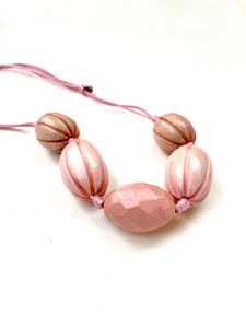 Maii-Natur | Halskette | Holz | Rosa | Handarbeit | Natürliche Materialien | Fairer Handel.