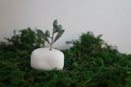 Dekorative Olivenzweig-Goldskulptur, handgefertigte Baumstatue für Wohndekoration, einzigartiges Geschenk, vergoldetes Messing, minimalistisches Design