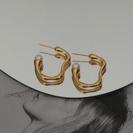 Nowoczesne kolczyki koła z perłami w stylu vintage z falistą linią