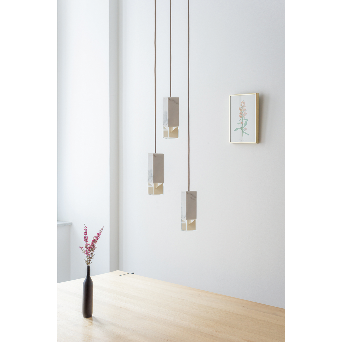 Lampada/Un Lampadario Trio in Marmo Calacatta