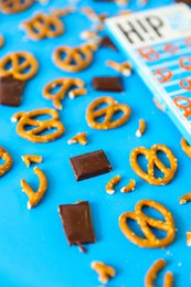 Barretta vegana di cioccolato al latte e avena H!P Pretzel salati