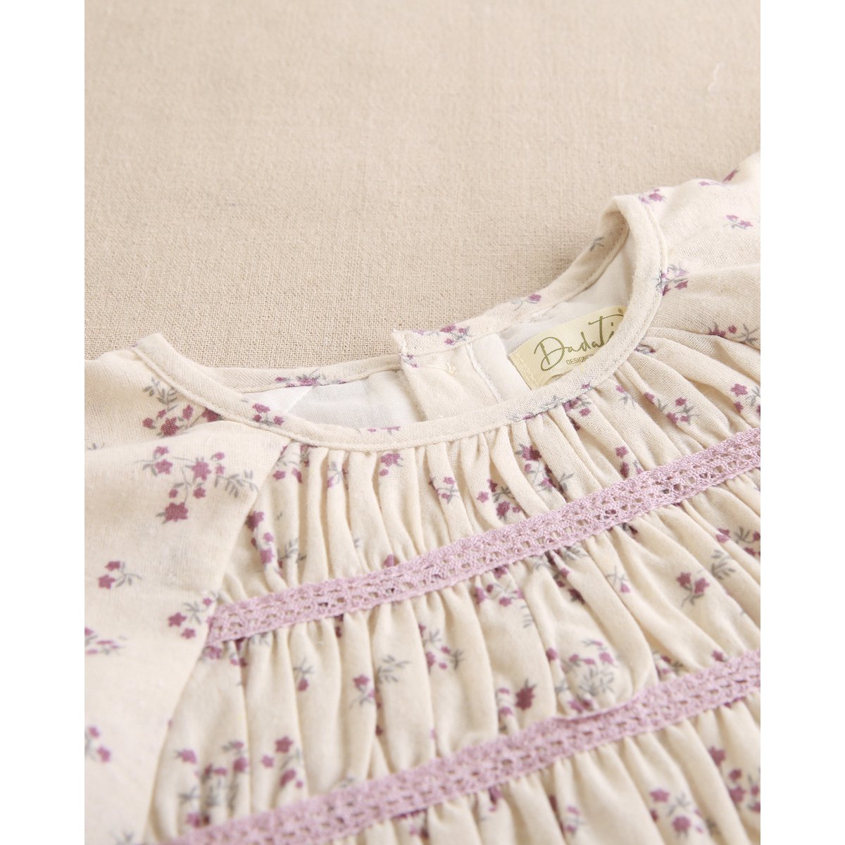 Beige girl's dress with ruffles and pink lace P77-11604131