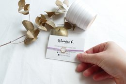 Mauve-colored bracelet with charms, made of metal. Includes vitamin C supplement.