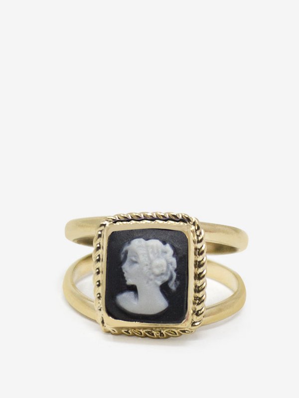 L'amato anello del cameo nero