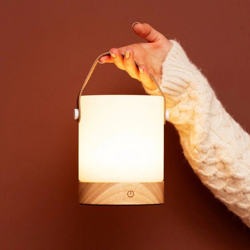 Avery lysebrun genopladelig træbordslampe