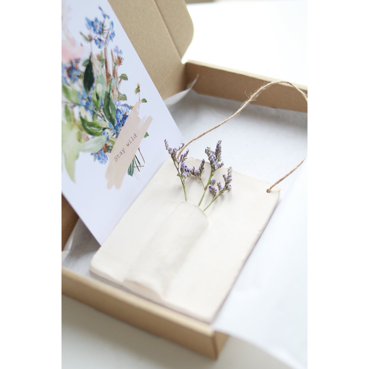 Wandhanger van keramiek met droogbloem