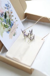 Appendiabiti da parete in ceramica con fiore essiccato