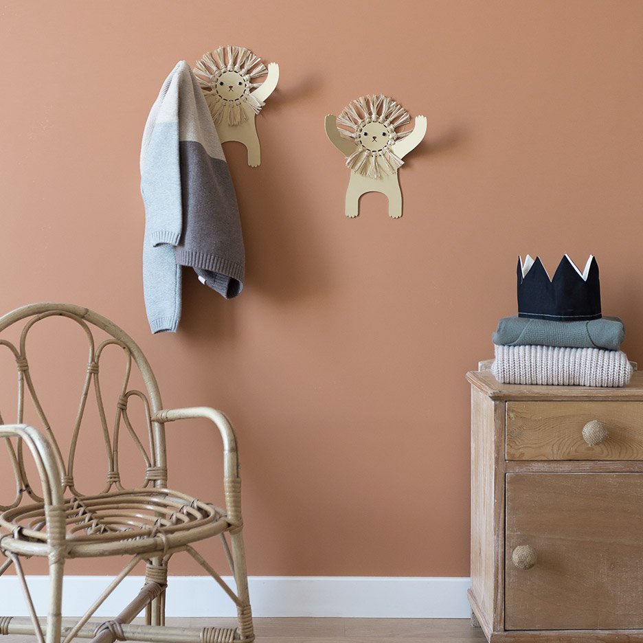 Lion wall hanger